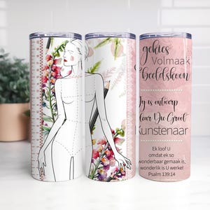 Könnte beinhalten: Ein Set aus drei Edelstahlbechern. Ein Becher zeigt ein Lineal und eine Modeillustration mit floralen Akzenten. Ein weiterer hat ein florales Design und eine Modeillustration. Der dritte Becher hat Text in einer Schriftart auf rosa Hintergrund.