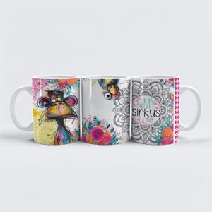 Pode incluir: Três canecas de cerâmica branca com designs coloridos. Uma caneca apresenta um macaco de desenho animado, outra um pássaro, e a terceira exibe uma mandala com texto. Padrões florais e cores vibrantes adornam as canecas.
