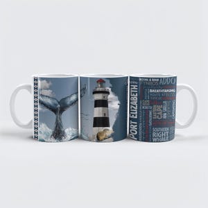 Puede incluir: Taza de cerámica blanca con tres diseños. Un lado muestra una cola de ballena en el océano. El centro muestra un faro con rayas blancas y negras. El tercer lado tiene texto relacionado con Port Elizabeth.