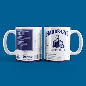Może przedstawiać: Biały ceramiczny kubek z niebieskim tekstem i grafikami. Z przodu znajduje się napis HARDE-GAT OUPA SE KOFFIE nad ilustracją starszego mężczyzny trzymającego dziecko. Z tyłu znajduje się etykieta w stylu żywieniowym z tekstem i kodem kreskowym.