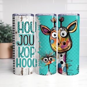 Könnte beinhalten: Drei isolierte Edelstahlbecher. Einer zeigt den Text "HOU JOU KOP HOOG" auf einem weißen Holzgrund. Die anderen beiden haben einen türkisfarbenen Hintergrund mit einem bunten Giraffen- und Vogel-Cartoon-Design.