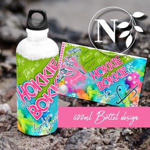 以下が含まれることがあります： 黒いキャップが付いた白いウォーターボトル。ピンクと青で「HOKKIE BOKKIE」の文字、ホッケーをテーマにしたイラスト、そして「Speel jou hart uit」のテキストが描かれています。容量600ml。