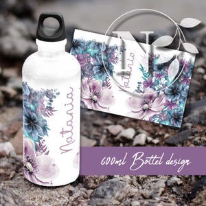 Puede incluir: Botella de agua blanca con tapa negra, adornada con un diseño floral en tonos morados, azules y turquesas. El nombre "Natania" está escrito verticalmente en la botella. Un diseño a juego está en una tarjeta, con el texto "600ml Bottle design".