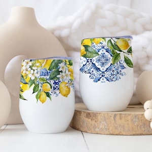 Op de afbeelding: Een witte keramische mok met een zwarte handgreep en de tekst "But First, Coffee" in een zwarte, vette letter. De mok staat op een houten oppervlak. De mok is 10 cm hoog.