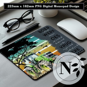 以下が含まれることがあります： 緑色のトラクターのデザイン、テキスト、木のシルエットが特徴の長方形のマウスパッド。マウスパッドのサイズは223mm x 182mmです。デザインには、黒いフォントで「BOER WERK OES VRUG ERE」という言葉が含まれています。白いコンピューターマウス、メガネ、ペンも表示されています。