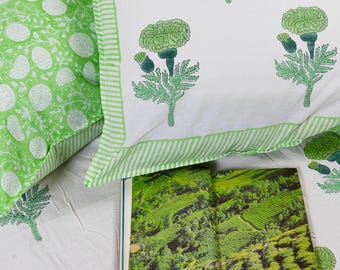 Handblock Gedruckte Baumwolle Tagesdecke mit Kissenbezügen: Jaipuri Blumenmuster