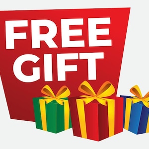 K&ouml;nnte beinhalten: Ein rotes Banner mit den wei&szlig;en Worten &bdquo;FREE GIFT&ldquo;. Darunter befinden sich drei verpackte Geschenkboxen in Gr&uuml;n, Rot und Blau, jede mit einer gelben Schleife.