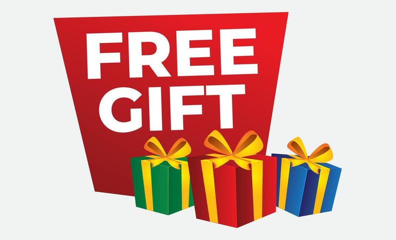 K&ouml;nnte beinhalten: Ein rotes Banner mit den wei&szlig;en Worten &bdquo;FREE GIFT&ldquo;. Darunter befinden sich drei verpackte Geschenkboxen in Gr&uuml;n, Rot und Blau, jede mit einer gelben Schleife.