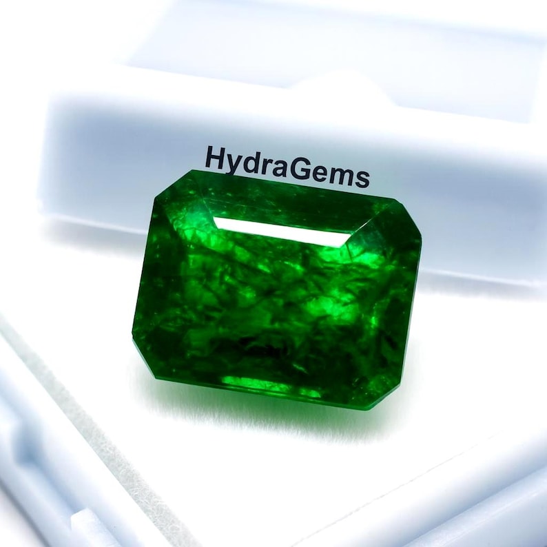 Vivid Green Emerald In Emerald Shape 9.30 Carat Fine Quality Emerald Cut Gemstone Certified Loose Gemstone Pendant Emerald, Earring Emerald image 1