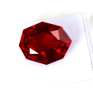 Natuurlijke 18-20 kt Mogok Pigeon Blood Red Ruby gecertificeerde losse edelsteen fancy cut juli geboortesteen rode robijn voor het maken van aangepaste of zomersieraden