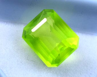 Emerald Cut Green Peridot Gemstone: 9-10 CT, Pakistan Origin