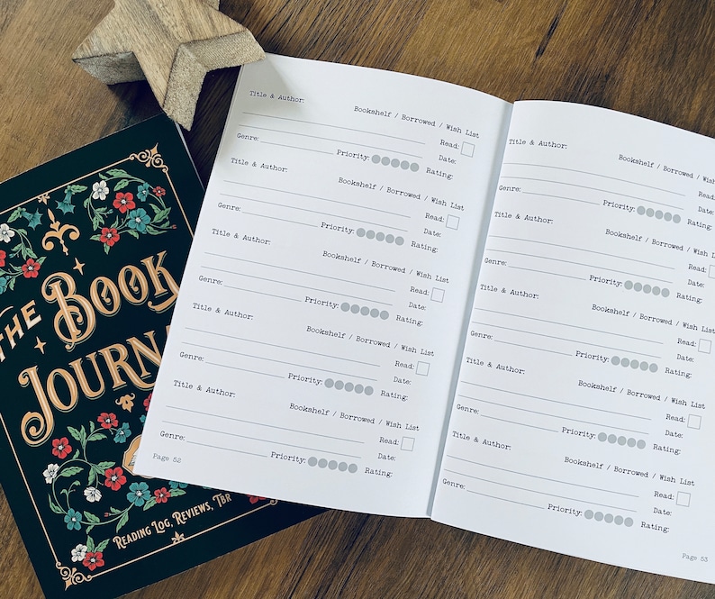 K&ouml;nnte beinhalten: Ein schwarzes und gr&uuml;nes Buch mit dem Titel "The Book Journal" auf dem Cover. Das Buch ist auf einer Seite mit einem Lesetagebuch ge&ouml;ffnet, in dem du die B&uuml;cher, die du gelesen hast, verfolgen kannst, einschlie&szlig;lich Titel, Autor, Genre, Priorit&auml;t, B&uuml;cherregal, Leihstatus, Wunschliste, Lesestatus, Datum des Lesens und Bewertung.