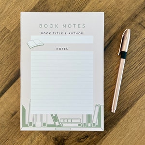 Könnte beinhalten: Eine weiße Buchnotizseite mit einer grünen Bücherregalillustration am unteren Rand. Die Seite hat einen Titel, der "Book Notes" lautet, und einen Platz zum Schreiben des Buchtitels und des Autors. Es gibt einen Abschnitt für Notizen mit liniertem Papier.