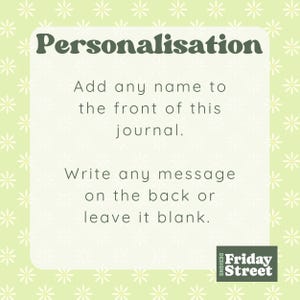 Puede incluir: Fondo verde claro con estampado de margaritas. Un rect&aacute;ngulo blanco con esquinas redondeadas contiene el texto "Personalizaci&oacute;n". El texto de abajo dice "A&ntilde;ade cualquier nombre al frente de este diario. Escribe cualquier mensaje en la parte posterior o d&eacute;jalo en blanco."