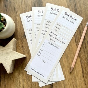 Può includere: Un set di quattro schede di recensione di libri stampabili con sfondo beige e testo nero. Le schede hanno sezioni per il titolo del libro, l'autore, la trama, i personaggi, l'ambientazione, la data di fine, il numero di pagine, il genere, il tema, la serie, le note e se il lettore rileggerebbe il libro.