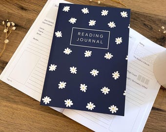 A5サイズ読書ノート（プロンプト付き） – ソフトカバーの書評ノート、50件のレビュー、読みたい本リストトラッカー、読書記録付き – 本好きへのギフト