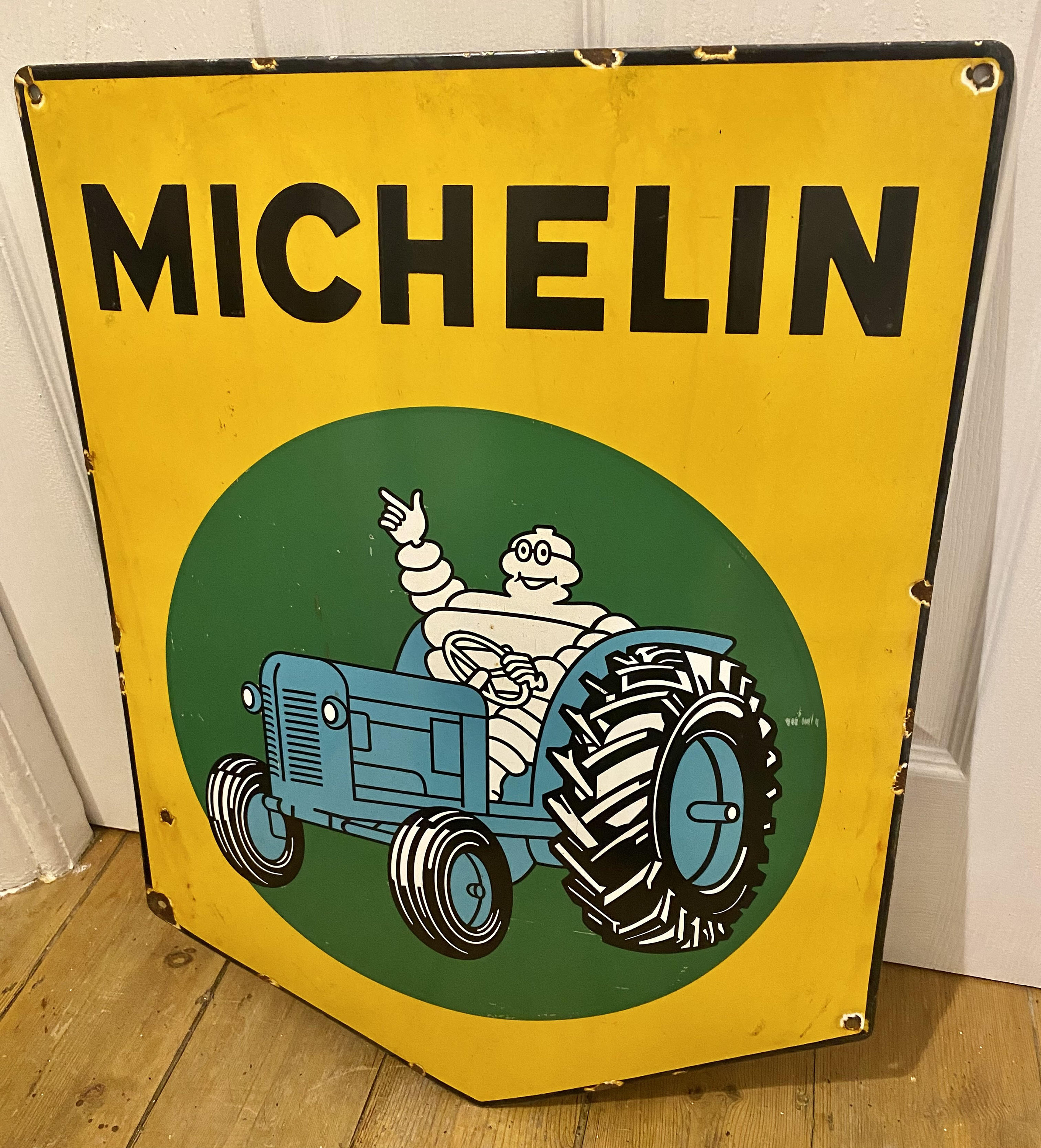 Grande plaque publicitaire émaillée pour pneu de tracteur Michelin Tire Man  Bibendum -  France