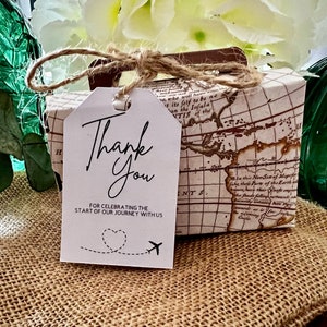 Personalisierte Hochzeits-Geschenkbox, Etikett und Sackleinenband – Kartenkoffer im Ausland, Hochzeitsziel mit Anhänger | Pro Favorit