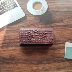 Women&#39;s handcrafted leather wallet