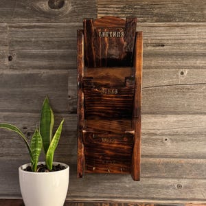 Organizador de cartas de madera vintage con letras doradas ~ Portacartas de madera maciza hecho a mano ~ Portacorreos y llaveros retro ~ Decoración de cocina rústica