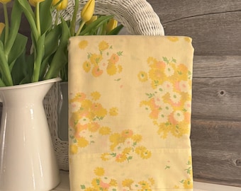 Vintage Floral Twin Flat Sheet: Soft Yellow Retro Bedding (72x100)