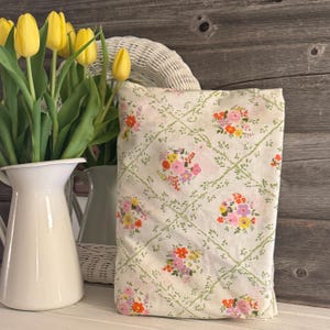 Vintage Floral Fitted Bed Sheet: Retro Diamond Pattern Fabric