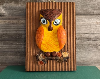 Búho colgante de pared vintage Homco: decoración retro naranja, amarillo y marrón
