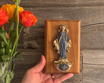 Pila de agua bendita vintage de la Virgen María: decoración religiosa de cerámica para pared