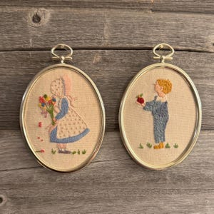 Vintage Jungen- und Mädchen-Crewels ~ Paar goldene Ovale, handgenähte Wandbehänge ~ Mini-Galerie-Wandkunst ~ Retro-Kinderzimmer-Deko ~ Junge-Mädchen