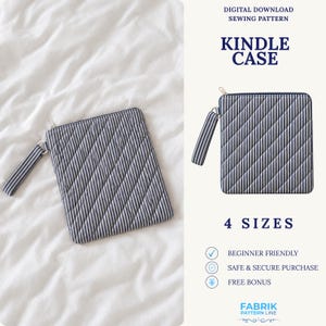 Puede incluir: Un patrón de costura digital descargable para una funda de Kindle. La funda es de rayas azul marino y blancas con textura acolchada, cierre de cremallera y correa de muñeca a juego. El texto dice: DIGITAL DOWNLOAD SEWING PATTERN KINDLE CASE 4 SIZES BEGINNER FRIENDLY SAFE & SECURE PURCHASE FREE BONUS FABRIK PATTERN LINE.