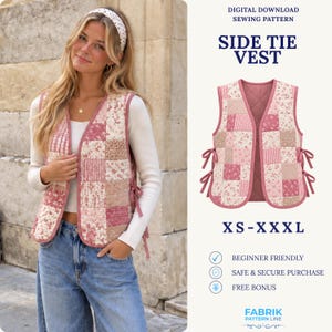 Peut inclure: Un patron de couture numérique à télécharger pour un gilet à nouer sur les côtés, tailles XS à XXXL. Le gilet présente un motif patchwork matelassé dans des tons rose, blanc et beige avec des imprimés floraux et à carreaux, fini par des liens.