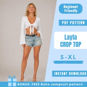 Puede incluir: Una mujer con un top corto blanco de manga larga con lazo y pantalones cortos de mezclilla. La imagen incluye el texto "Layla Crop Top" y "S-XL". Texto adicional: "Beginner Friendly", "PDF Pattern" e "Instant Download".