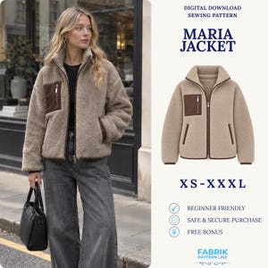 Puede incluir: Una chaqueta de forro polar beige con cuello alto, cremallera frontal y un bolsillo en el pecho de color marrón oscuro. El texto dice: DIGITAL DOWNLOAD SEWING PATTERN, MARIA JACKET, XS-XXL, BEGINNER FRIENDLY, SAFE & SECURE PURCHASE, FREE BONUS, FABRIK PATTERN LINE.