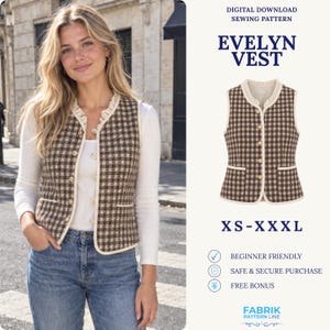 Puede incluir: Un patrón de costura digital descargable para el chaleco Evelyn, una prenda sin mangas con estampado de cuadros marrones y blancos, cuello con volantes, botones dorados y dos bolsillos delanteros. Disponible en tallas de la XS a la XXXL.