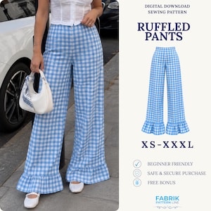 Op de afbeelding: Digitaal downloadbaar naaipatroon voor een broek met ruches in de maten XS-XXL. De broek heeft een blauw-wit vichy-ruitpatroon, een hoge taille en wijde pijpen met ruches aan de zomen. De tekst luidt: DIGITAL DOWNLOAD SEWING PATTERN RUFFLED PANTS XS-XXL BEGINNER FRIENDLY SAFE & SECURE PURCHASE FREE BONUS FABRIK PATTERN LINE.