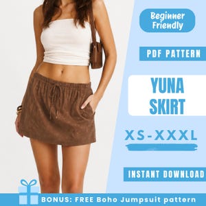 Puede incluir: Una mujer modela una falda marrón con bolsillos y cintura con cordón, combinada con un top blanco. La imagen incluye el texto "Yuna Skirt" y "XS-XXXL", lo que sugiere un patrón PDF para una falda. El texto también dice "Beginner Friendly" e "Instant Download".