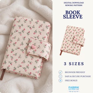 Pode incluir: Um molde de costura digital para download de uma capa de livro em tecido creme com estampa de botões de rosa. A capa possui um fecho com um pequeno botão de coração rosa. O texto inclui DIGITAL DOWNLOAD SEWING PATTERN, BOOK SLEEVE, 3 SIZES, BEGINNER FRIENDLY, SAFE & SECURE PURCHASE, FREE BONUS e FABRIK PATTERN LINE.