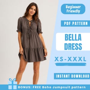 Puede incluir: Una mujer con un vestido Bella gris oscuro con mangas cortas y falda escalonada. El vestido tiene un escote con lazo. El texto en la imagen dice "Beginner Friendly", "PDF Pattern", "Bella Dress", "XS-XXXL" y "Instant Download".
