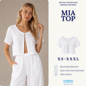 Op de afbeelding: Een digitaal downloadbaar naaipatroon voor de Mia Top, een wit kledingstuk met korte mouwen en een striksluiting aan de voorzijde. Het patroon is beschikbaar in de maten XS-XXXL en is geschikt voor beginners. Tekst: Mia Top, XS-XXXL, Fabrik Pattern Line.
