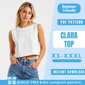 Puede incluir: Una mujer con un top corto blanco sin mangas y vaqueros azules. La imagen incluye el texto "CLARA TOP" y "XS-XXXL". El texto adicional dice "Beginner Friendly", "PDF PATTERN" e "INSTANT DOWNLOAD". También se incluye un patrón gratuito de bonificación.