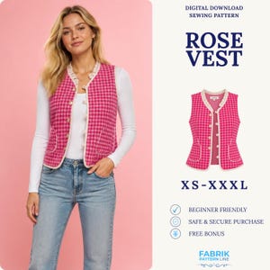 Può includere: Un cartamodello digitale per un gilet Rose, caratterizzato da un motivo pied-de-poule rosa e bianco, colletto con volant e chiusura frontale a bottoni. Il gilet è mostrato nelle taglie XS-XXXL, con una maglia bianca a maniche lunghe e jeans.
