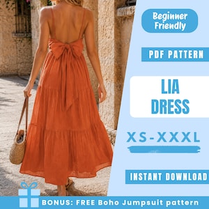 Puede incluir: Un vestido largo de niveles en color óxido con tirantes finos y un gran lazo en la espalda. La imagen incluye el texto: Beginner Friendly, PDF PATTERN, LIA DRESS, XS-XXXL, INSTANT DOWNLOAD y BONUS: FREE Boho Jumpsuit pattern.