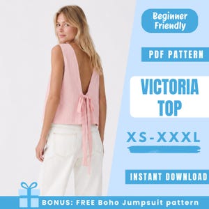 Può includere: Un top Victoria rosa chiaro con schiena scoperta e dettaglio con fiocco. L'immagine include il testo "Beginner Friendly", "PDF Pattern", "XS-XXXL" e "Instant Download". Bonus: Modello tuta Boho gratuito.