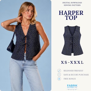 Op de afbeelding: Een mouwloze marineblauwe top met een wit stippenpatroon, voorzien van een V-hals en twee striksluitingen aan de voorzijde. Het digitale naaipatroon heet Harper Top en is beschikbaar in de maten XS tot XXXL voor beginnende naaisters.