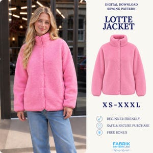 Op de afbeelding: Een digitaal downloadbaar naaipatroon voor de Lotte jas, met een roze fleece jas met een hoge kraag en drukknoopsluiting. Het patroon is beschikbaar in de maten XS tot XXXL en bevat instructies die geschikt zijn voor beginners.