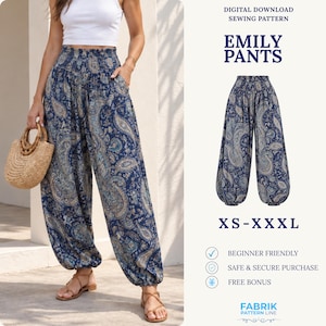 Puede incluir: Un patrón de costura digital para los pantalones Emily en tallas XS-XXL. Los pantalones presentan una cintura alta elástica fruncida y una silueta holgada de pierna ancha con tobillos elásticos, decorados con un estampado paisley azul y beige.