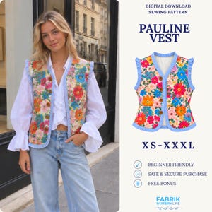 Op de afbeelding: Een digitaal naaipatroon om te downloaden voor het Pauline vest, verkrijgbaar in de maten XS-XXXL. Het vest heeft een levendige, veelkleurige bloemenprint op doorgestikte stof, een lichtblauwe bies, ruches bij de armsgaten en een knoopsluiting.