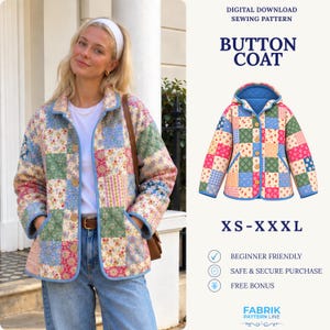 Könnte beinhalten: Ein digitales Schnittmuster zum Download für einen Mantel mit Knöpfen in den Größen XS-XXXL. Der Mantel hat ein gestepptes Patchwork-Design mit verschiedenen Blumen- und geometrischen Mustern in Rosa, Blau, Grün und Weiß, mit blauer Einfassung.