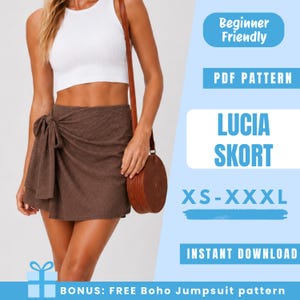 Puede incluir: Una falda envolvente marrón con detalle de lazo, combinada con un top corto blanco. La imagen incluye el texto "LUCIA SKORT" y "XS-XXXL". La imagen también incluye el texto "Beginner Friendly", "PDF Pattern" e "Instant Download".