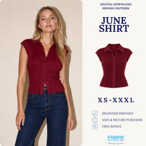 Puede incluir: Un patrón de costura digital descargable para la June Shirt, una camisa de color rojo oscuro, acanalada, de manga corta, con cuello y botones. El patrón está disponible en tallas de la XS a la XXXL. El texto dice June Shirt.